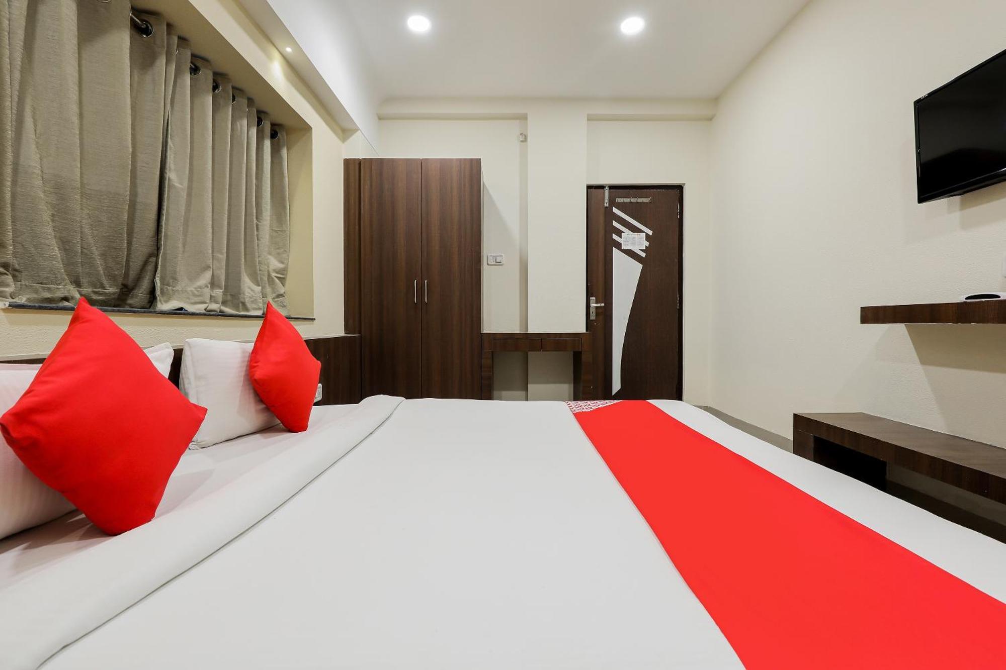 OYO 70099 Hotel Relax Indore Buitenkant foto