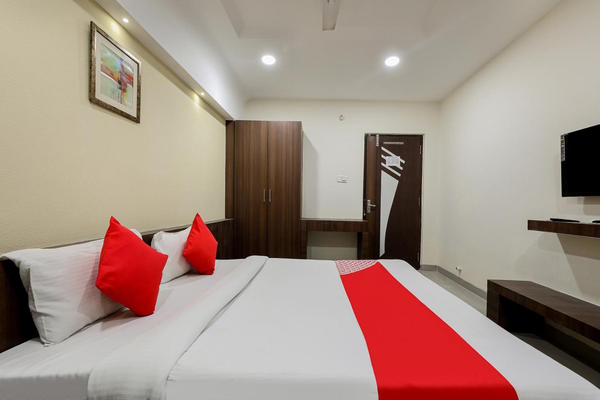 OYO 70099 Hotel Relax Indore Buitenkant foto