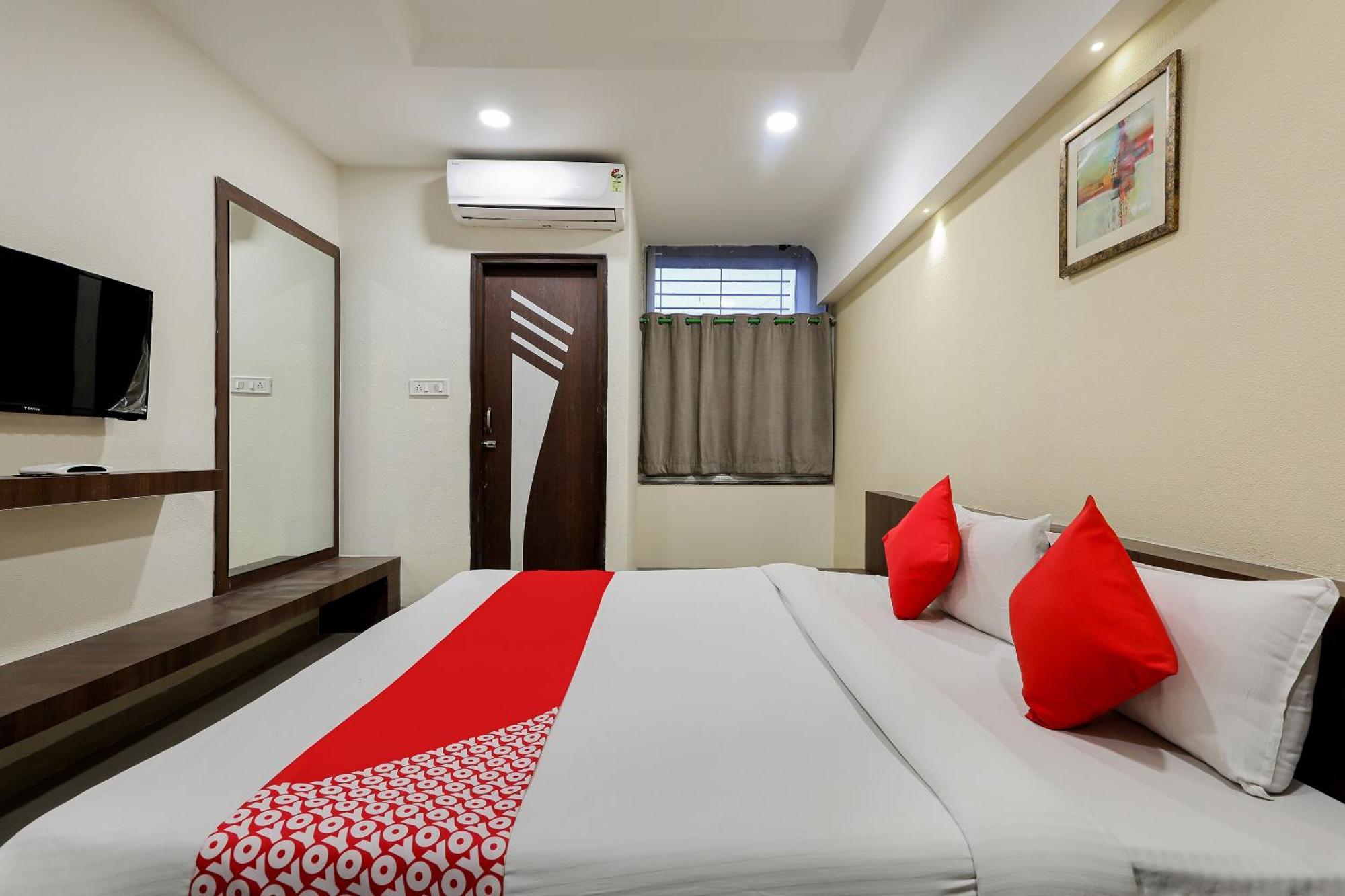 OYO 70099 Hotel Relax Indore Buitenkant foto