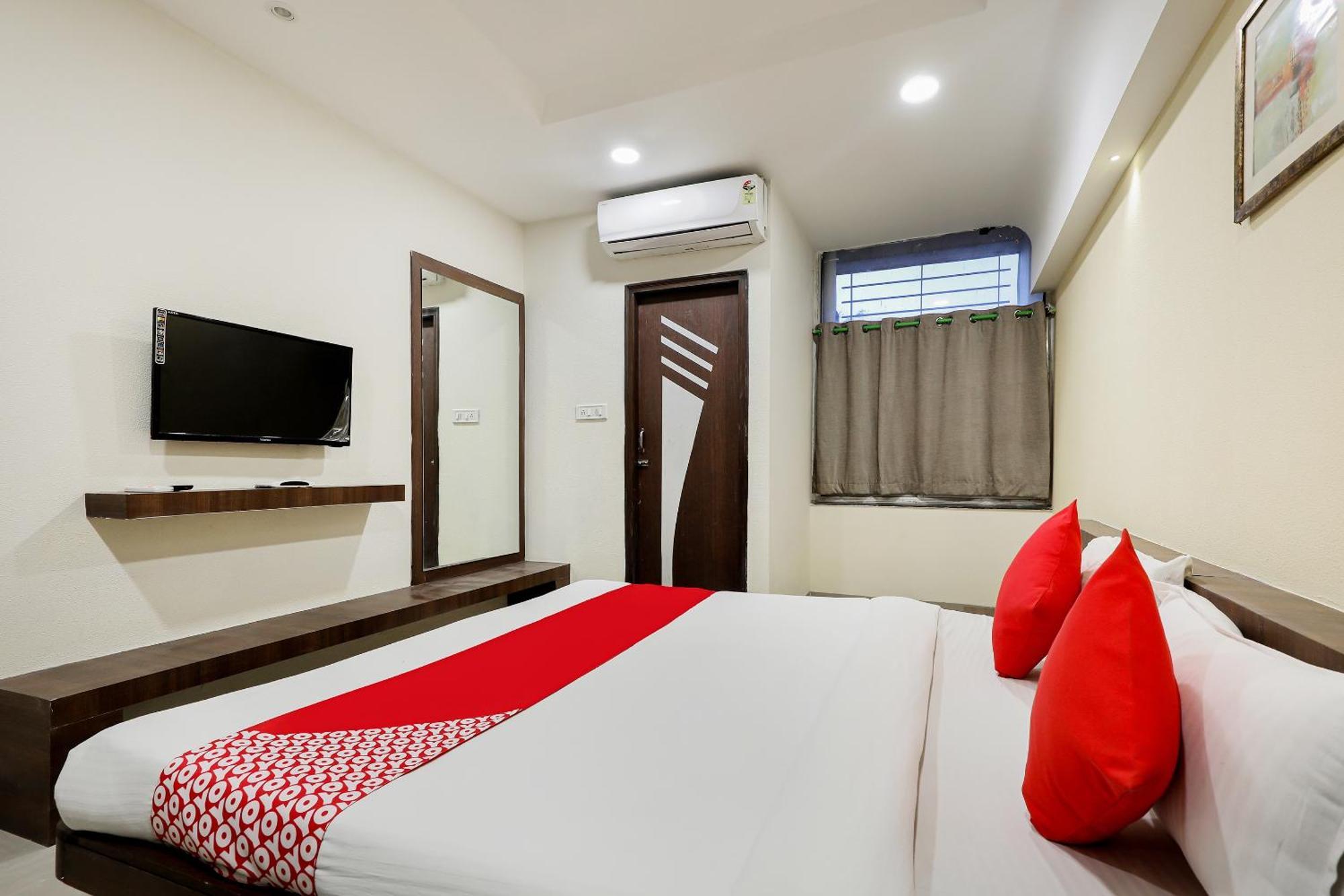 OYO 70099 Hotel Relax Indore Buitenkant foto