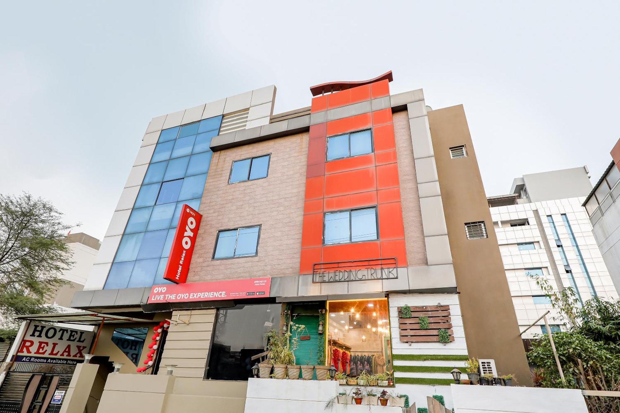 OYO 70099 Hotel Relax Indore Buitenkant foto